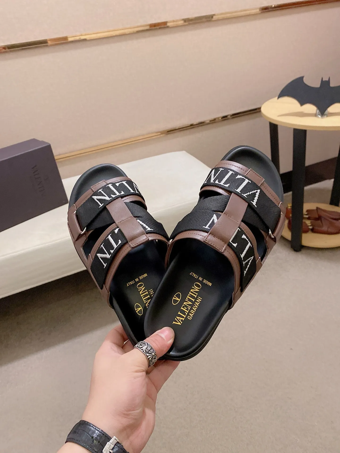Men's shoes 💰: 480💰[Valentino] New couple 👫Boutique slippers, counter quality, classic plaid, the actual workmanship is quite complex🔰The uppers are made of imported fabrics➕🐑Sheepskin lining, which tests the craftsman's craftsmanship➕original PU outsole. Size: Women’s size: 35-44. Men's size 38-44 (can be customized to size 45, non-refundable)